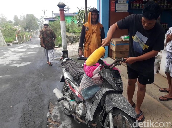 Hujan abu imbas erupsi Gunung Merapi mengguyur sebagian wilayah Kabupaten Boyolali, Minggu (21/1/2024) siang.