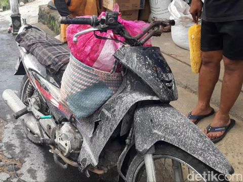 Hujan abu imbas erupsi Gunung Merapi mengguyur sebagian wilayah Kabupaten Boyolali, Minggu (21/1/2024) siang.