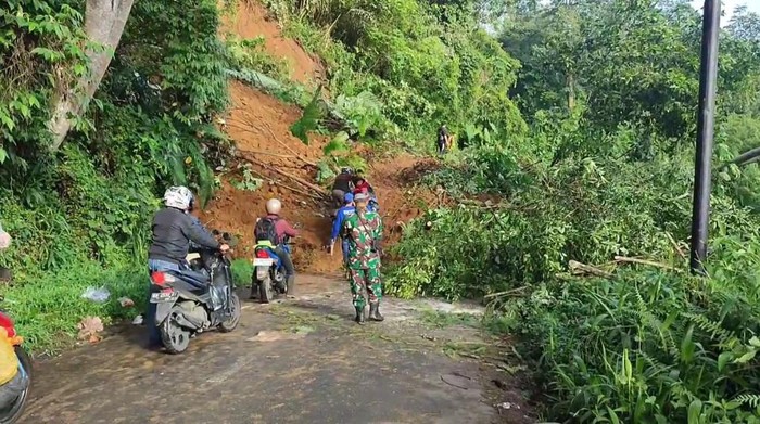 Jalan penghubung 2 kabupaten di Bengkulu terputus usai longsor. Jalan penghubung 2 kabupaten di Bengkulu terputus usai longsor.