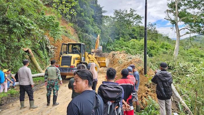 Jalan penghubung Kabupaten Lebong dan Rejang Lebong kembali bisa dilalui kendaraan dengan sistem buka tutup.