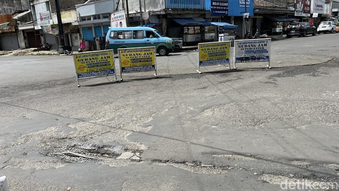 Jalan rusak di Kota Bandung.