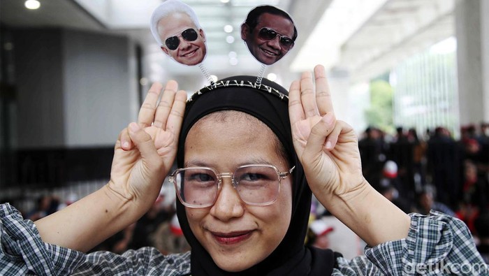 Jelang Debat, Pendukung Capres Cawapres Ramaikan JCC Debat cawapres kedua digelar di JCC Senayan, Jakarta, Minggu (21/1/2024) malam. Menjelang debat, para pendukung capres cawapres mulai memadati JCC.