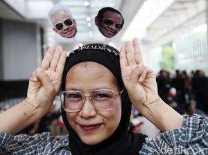 Jelang Debat, Pendukung Capres Cawapres Ramaikan JCC