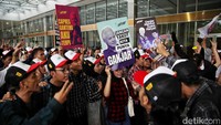 Ada juga yang membawa poster bergambar capres yang didukung. 