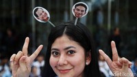 Para pendukung capres nomor urut 2 Prabowo-Gibran sudah berdatangan ke JCC, Senayan, Jakarta.