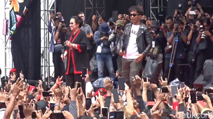 Joget Megawati di Hajatan Rakyat, Tegalega, Bandung