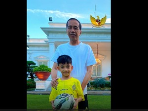 Minggu Pagi, Jokowi Main Bola Bareng Jan Ethes yang Pakai Jersey Ronaldo