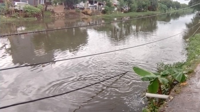 Kabel PLN menjuntai di Kanal Panakkukang, Makassar, Sulsel.