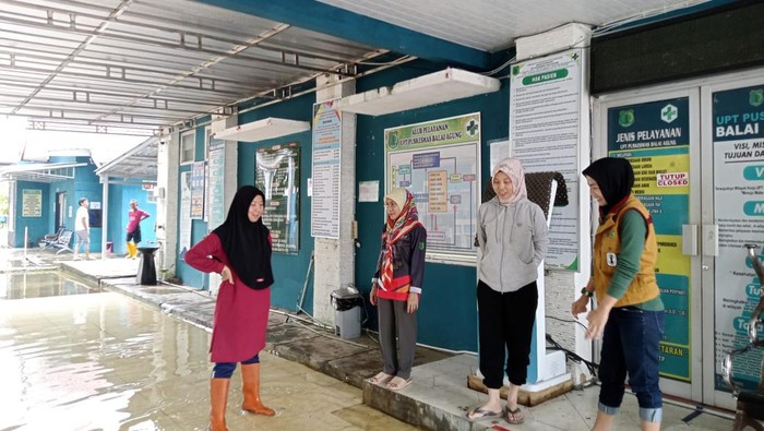 Kabid Pelayanan Kesehatan Dinkes Muba Yettria meninjau fasyankes terdampak banjir di Muba, Minggu (21/1/2024).