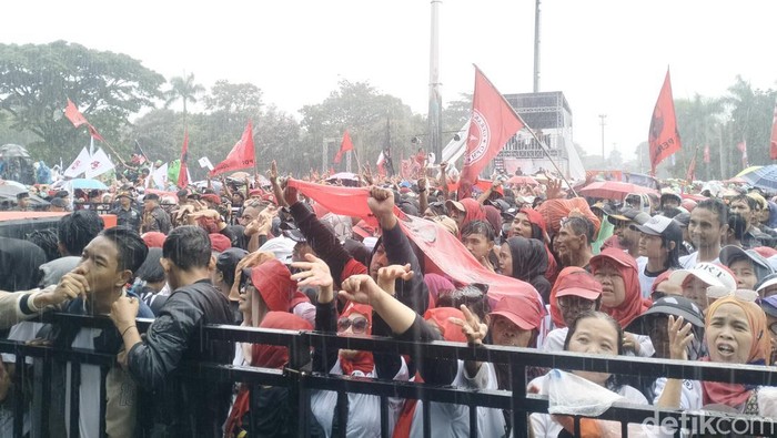 Kader dan simpatisan telah memadati area kampanye akbar Ganjar-Mahfud di Bandung.