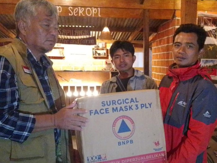 Kalak BPBD Kabupaten Klaten, Syahruna, menyerahkan bantuan masker ke Desa Tegalmulyo, Kecamatan Kemalang, Klaten, Minggu (21/1/2024).