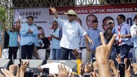 Mantan politikus PDIP, Maruarar Sirait terlihat turut mendampingi Prabowo menyapa warga Majalengka.