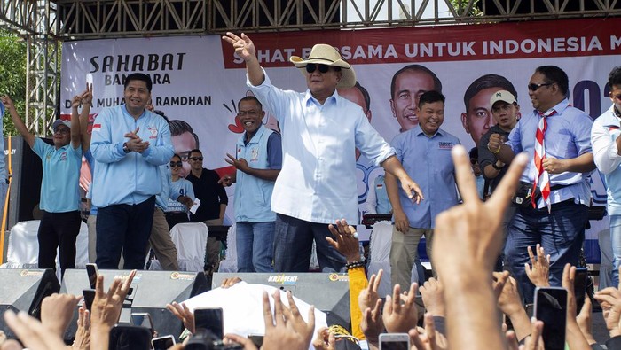 Calon presiden nomor urut 2 Prabowo Subianto menyapa pendukungnya saat kampanye di lapangan Jatipamor, Majalengka, Jawa Barat, Minggu (21/1/2024). Dalam kampanyenya, Prabowo menyampaikan visi, misi, dan program kerja dan berjanji akan menghapus kemiskinan serta melanjutkan kebijakan hilirisasi Presiden Joko Widodo. ANTARA FOTO/Dedhez Anggara/rwa.