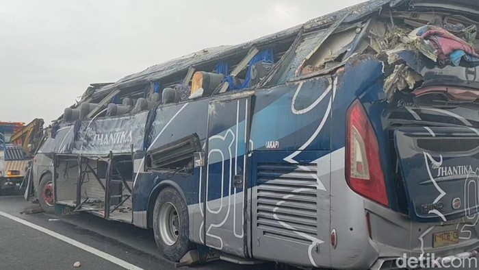 Kecelakaan bus PO Shantika terjun dari jalan tol Pemalang KM 320 ke jalan desa di wilayah Kecamatan Ampelgading, Kabupaten Pemalang, Minggu (21/1/2024) siang.