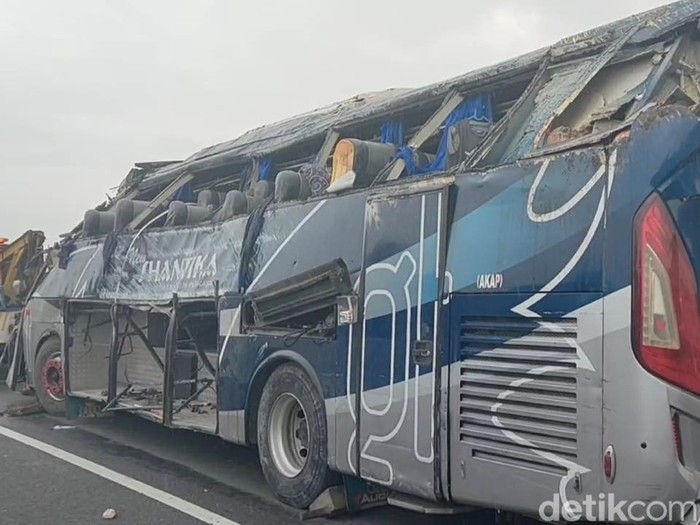 Kecelakaan bus PO Shantika terjun dari jalan tol Pemalang KM 320 ke jalan desa di wilayah Kecamatan Ampelgading, Kabupaten Pemalang, Minggu (21/1/2024) siang.