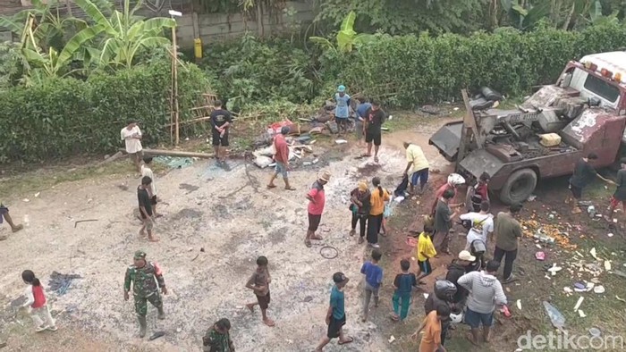Kecelakaan bus PO Shantika terjun dari jalan tol Pemalang KM 320 ke jalan desa di wilayah Kecamatan Ampelgading, Kabupaten Pemalang, Minggu (21/1/2024) siang.