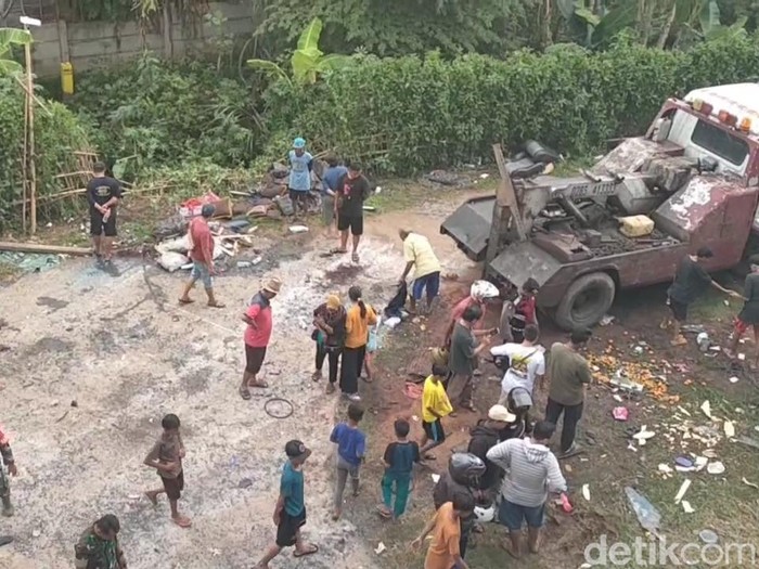 Kecelakaan bus PO Shantika terjun dari jalan tol Pemalang KM 320 ke jalan desa di wilayah Kecamatan Ampelgading, Kabupaten Pemalang, Minggu (21/1/2024) siang.