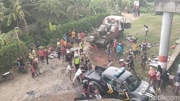 Lokasi kecelakaan bus PO Shantika yang terjun dari jalan tol Pemalang KM 320 ke jalan desa di wilayah Kecamatan Ampelgading, Kabupaten Pemalang, Minggu (21/1/2024). (Foto: Robby Bernardi/detikJateng)