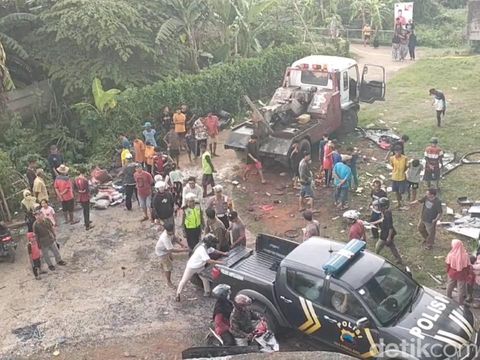 Kecelakaan bus PO Shantika terjun dari jalan tol Pemalang KM 320 ke jalan desa di wilayah Kecamatan Ampelgading, Kabupaten Pemalang, Minggu (21/1/2024) siang.
