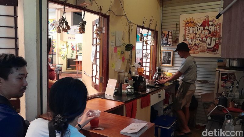 Kedai teh dan kopi Titilaras milik Arkha di Pasar Gede Solo, Minggu (21/1/2024).