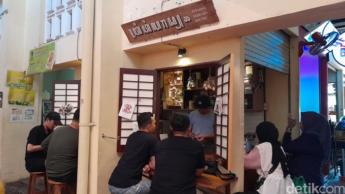 Kedai teh dan kopi Titilaras milik Arkha yang ada di Pasar Gede Solo, Minggu (21/1/2024).