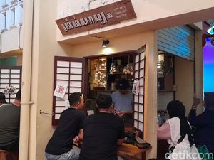 Titilaras, Kedai Teh Nyentrik di Pasar Gede yang Tak Punya Menu Tetap