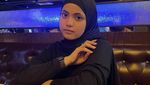 Keseruan Putri DA Saat Minum Kelapa di Pantai hingga Ngopi Cantik