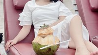 Salah satunya ini, saat runner up D’Academy itu menikmati harinya dengan nongkrong di pinggir pantai sambil memesan satu buah kelapa segar. Foto: Instagram @da4_putri03