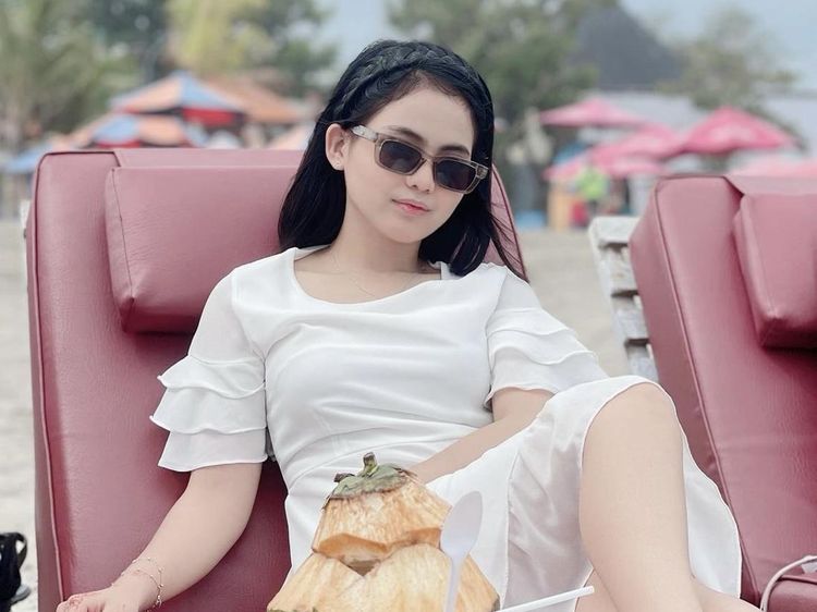 Keseruan Putri DA Saat Minum Kelapa di Pantai hingga Ngopi Cantik