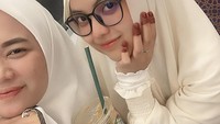 Tampaknya wanita kelahiran 2004 itu suka kopi. Saat menjalani ibadah umroh belum lama ini, Putri DA sempat terlihat membeli segelas es kopi susu dari salah satu coffee shop populer. Foto: Instagram @da4_putri03