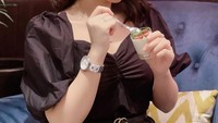 Dengan dress hitamnya, pedangdut sekaligus aktris itu menikmati kudapan manis mirip pudding. Warnanya putih vanilla dilengkapi hiasan daun dan bunga merah. Foto: Instagram @da4_putri03