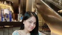 Kali ini pedangdut berusia 20 tahun itu mampir ke sebuah restoran untuk makan siang. Sepertinya Putri DA memesan nasi dilengkapi lauk chicken katsu. Foto: Instagram @da4_putri03