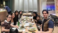 Calon istri Abdul Aziz ini juga pernah memamerkan kebahagiaan saat makan di restoran bersama keluarga Intan Nurcahya. Mereka pun menikmati hidangan salad hingga steak. Foto: Instagram @da4_putri03