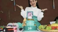 Berkarir sejak tahun 2017, penyanyi asal Balikpapan ini pernah membagikan kebahagiaan saat merayakan anniversary ke-3. Ia diberi banyak kue ulang tahun hingga tumpeng. Foto: Instagram @da4_putri03