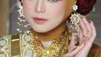 Pedangdut Putri DA hendak menikah dengan calon suami, Abdul Aziz yang diketahui anak dari pengusaha batu bara cukup besar di Kalimantan Timur. Foto: Instagram @da4_putri03