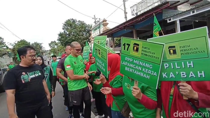 Ketua Bappilu PPP dan Ketua Dewan Pakar TPN Ganjar-Mahfud, Sandiaga Uno menemui masyarakat desa Curug Sewu kecamatan Patean, Kendal, Minggu (21/1/2024).