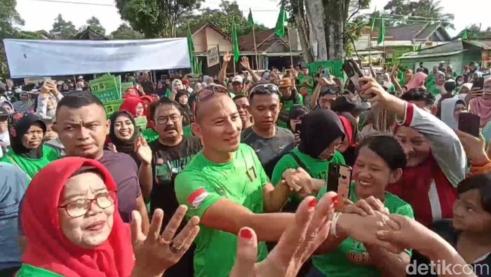 Ketua Bappilu PPP dan Ketua Dewan Pakar TPN Ganjar-Mahfud, Sandiaga Uno menemui masyarakat desa Curug Sewu kecamatan Patean, Kendal, Minggu (21/1/2024).