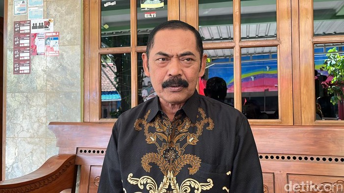 Ketua DPC PDIP Kota Solo FX Hadi Rudyatmo ditemui di kediamannya, Minggu (21/1/2024).