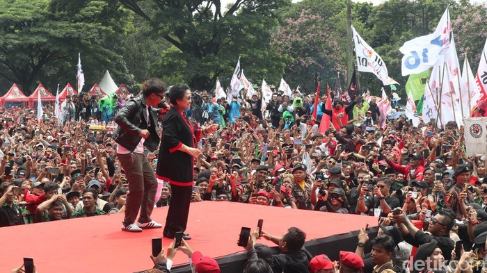 Ketum PDIP Megawati asyik berjoget di kampanye akbar Ganjar-Mahfud di Bandung.