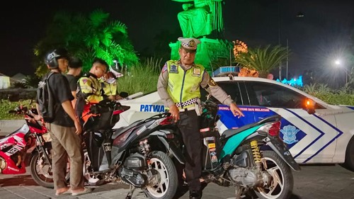 Satlantas Polres Tabanan menindak pengendara yang tidak mengikuti aturan berkendara dan berpotensi melakukan aksi trek-trekan di wilayah Kota Tabanan, Minggu (21/1/2024). (Satlantas Polres Tabanan)