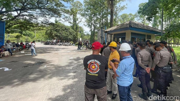 Kondisi terkini aktivitas petugas kemanan saat berjaga di gerbang masuk PT Pindo Deli II