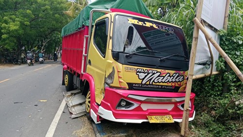 Kondisi truk yang terlibat tabrakan dengan sepeda motor di Jalan Singaraja-Gilimanuk, tepatnya di wilayah Banjar Dinas Kalanganyar, Desa Banjarasem, Kecamatan Buleleng, Kabupaten Bulelenhg, Bali, Sabtu (20/1/2024). (Foto: Istimewa)