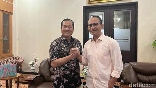 Lalu Muhammad Iqbal (kiri) dengan Ketua DPD Partai Golkar NTB Mohan Roliskana (kanan) saat bertemu di Pendopo Wali Kota Mataram pada Minggu (21/1/2024).
