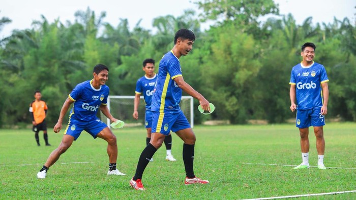 Latihan PSIM Jogja jelang menghadapi Persiraja Banda Aceh di Lapangan PTP, Banda Aceh, Sabtu (20/1/2024).