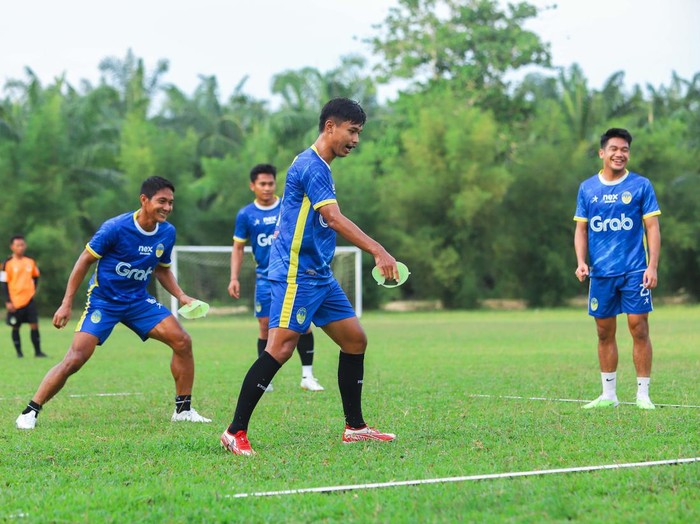 Latihan PSIM Jogja jelang menghadapi Persiraja Banda Aceh di Lapangan PTP, Banda Aceh, Sabtu (20/1/2024).