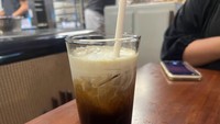 Di sini juga ada pelengkap kopi yang bisa dipesan. Salah satunya yaitu Ice Japanese Coffee ini. Makin mantap diminum dengan tambahan cream. Rasa pahitnya cukup kuat, tetapi masih ada jejak rasa manis creamy. Foto: Detikcom / Atiqa Rana