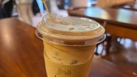 Pecinta teh susu bisa pesan Honey Milk Teanya. Perpaduan antara teh, susu, dan madunya pas, sehingga rasa manisnya tidak berlebihan. Di dalamnya juga ada honeycomb yang menambah sensasi renyah saat diminum. Foto: Detikcom / Atiqa Rana
