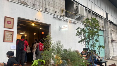 Rela Antre 30 Menit Demi Cicip Salt Bread Korea Viral di Kafe Blok M