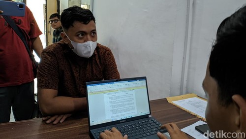 Mantan pegawai bank BUMN di Kota Mataram bernama Hanafi Suryo Laksono diperiksa penyidik Polresta Mataram terkait dugaan penipuan puluhan UMKM saat membayar menggunakan QRIS, Minggu (21/1/2024). (Ahmad Viqi/detikBali)