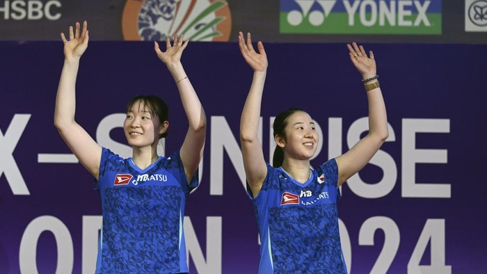Japans Wakana Nagahara, right, and teammate Mayu Matsumoto, celebrate after winning the Womens Doubles finals of the Yonex Sunrise India Open 2024 against Chinas Zhang Shu Xian and Zheng Yu in New Delhi, India, Sunday, Jan. 21, 2024. (AP Photo)